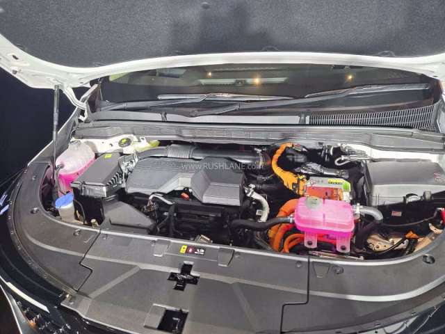 Kia Carnival nabízí v Indonésii hybridní verzi se sedmi sedadly