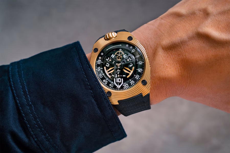 Urwerk UR150 používá návrat minutové ručky po širokém oblouku